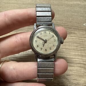 Vintage Timex Women’s silver vintage watch L2
